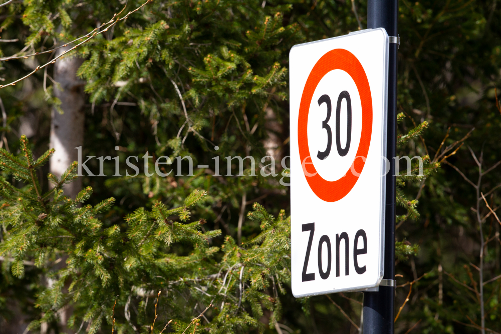 Verkehrsschild: Beginn einer Tempo 30 Zone by kristen-images.com