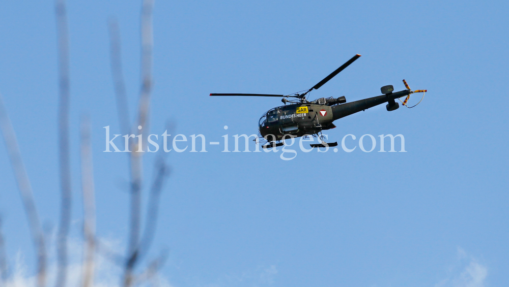 SAR Bundesheer Hubschrauber über Tirol, Österreich by kristen-images.com