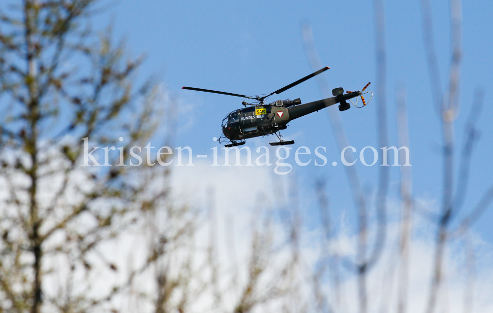 SAR Bundesheer Hubschrauber über Tirol, Österreich by kristen-images.com