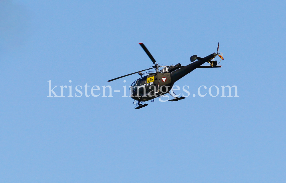 SAR Bundesheer Hubschrauber über Tirol, Österreich by kristen-images.com