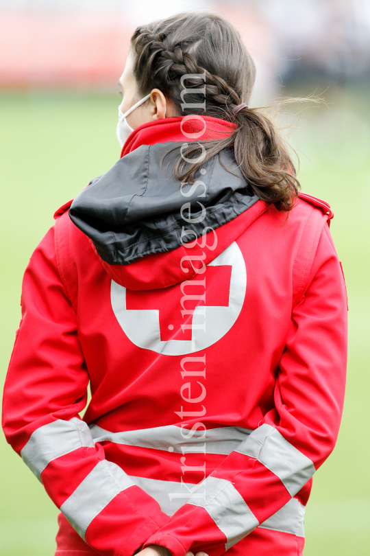 Rettungssanitäte beim American Football / Tivoli Stadion, Innsbruck, Österreich by kristen-images.com