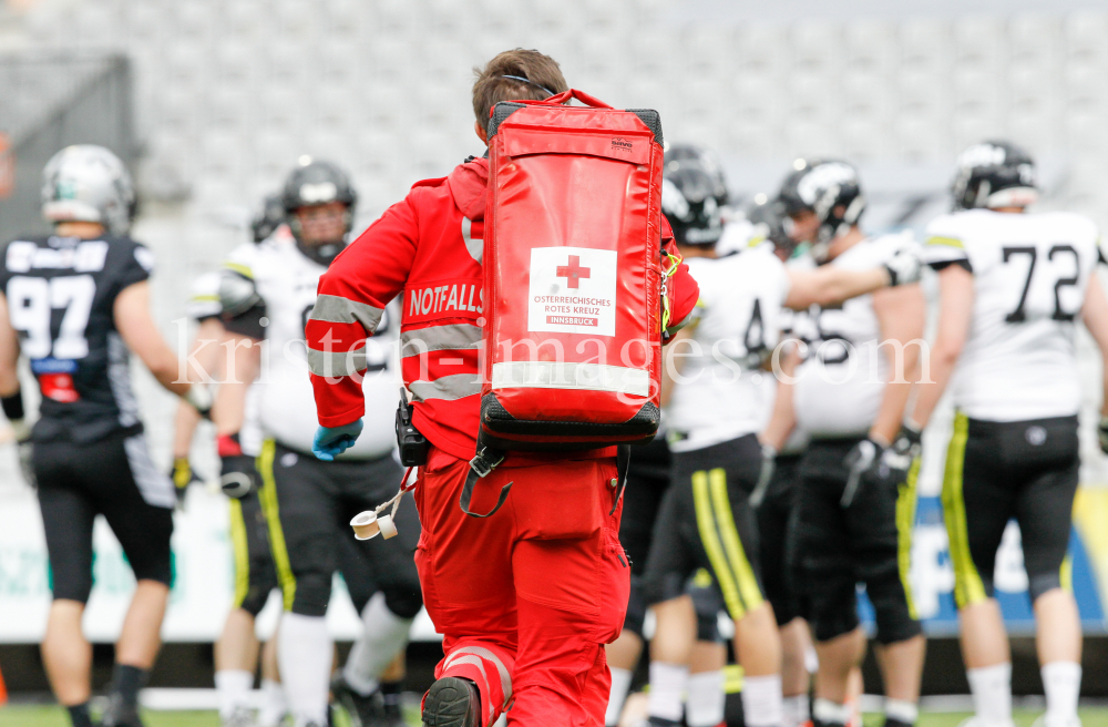 Rettungssanitäte beim American Football / Tivoli Stadion, Innsbruck, Österreich by kristen-images.com