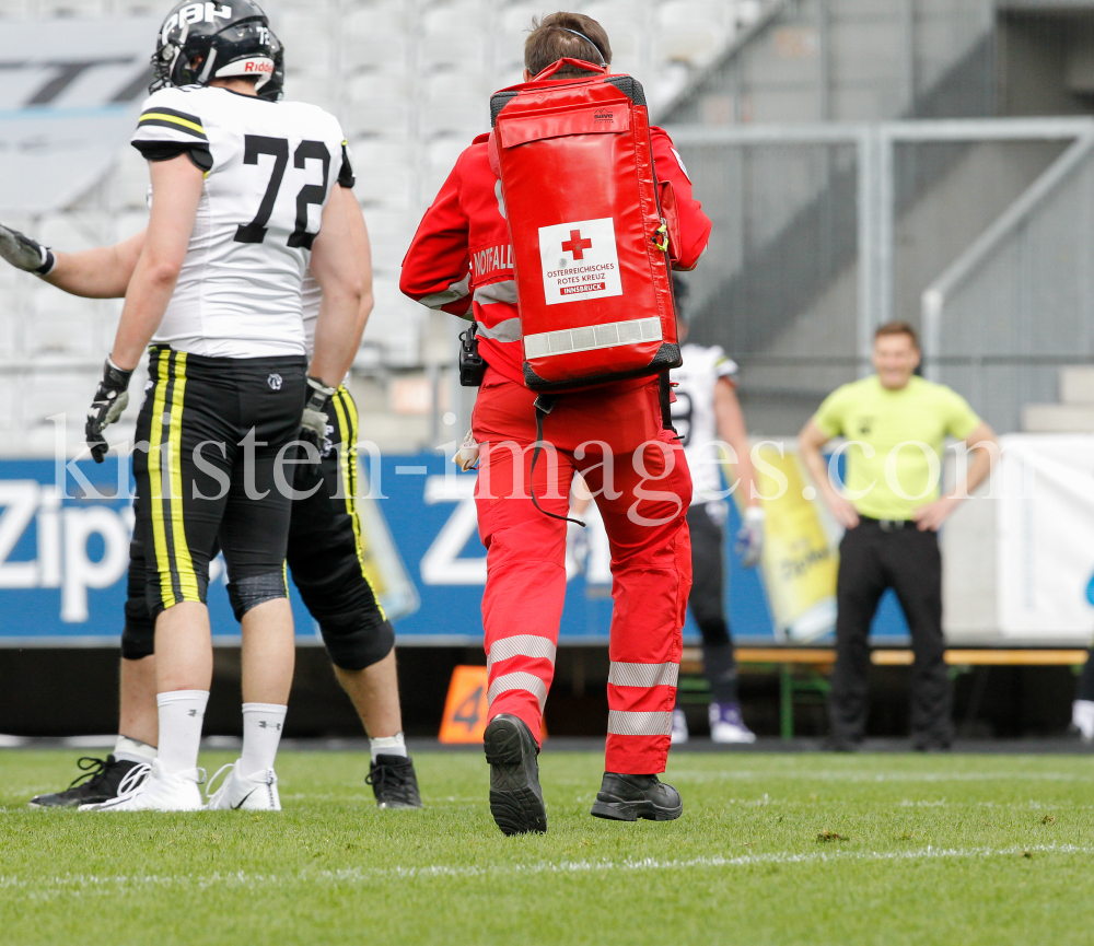 Rettungssanitäte beim American Football / Tivoli Stadion, Innsbruck, Österreich by kristen-images.com