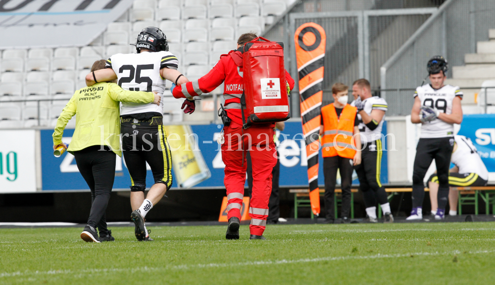 Rettungssanitäte beim American Football / Tivoli Stadion, Innsbruck, Österreich by kristen-images.com