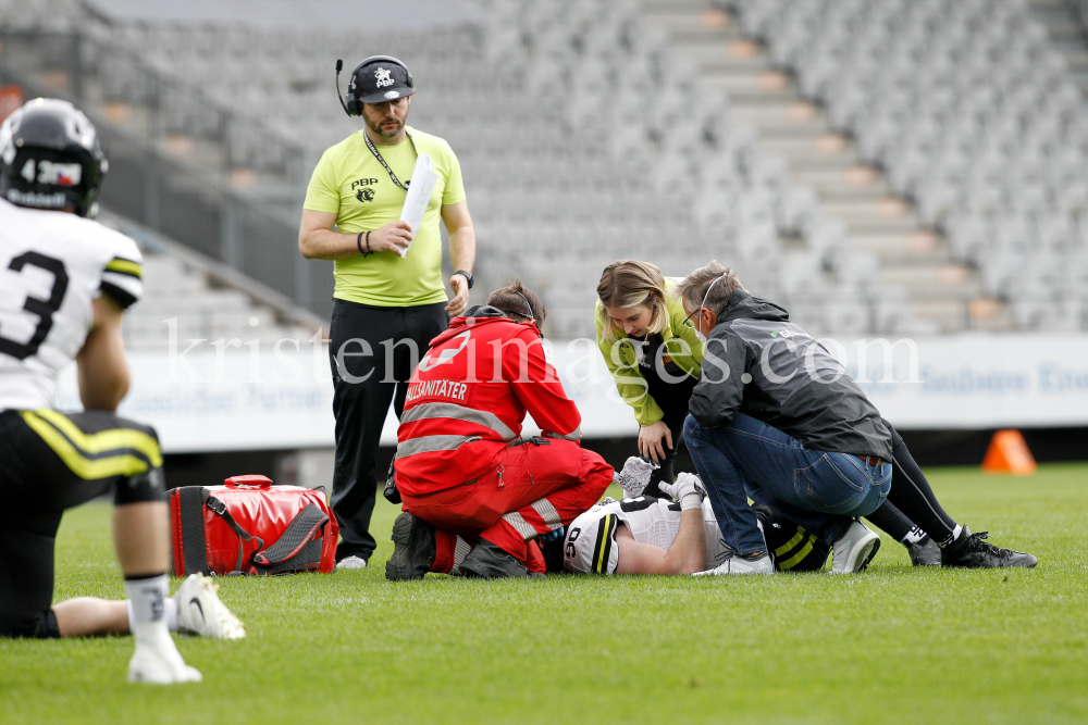 Rettungssanitäte beim American Football / Tivoli Stadion, Innsbruck, Österreich by kristen-images.com