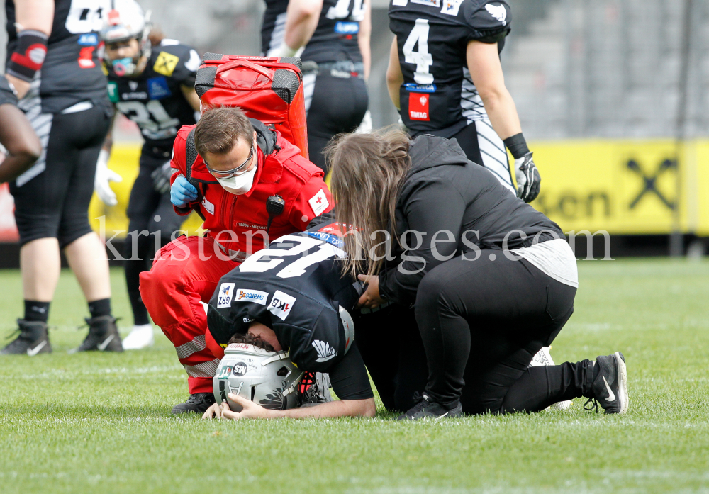 Rettungssanitäte beim American Football / Tivoli Stadion, Innsbruck, Österreich by kristen-images.com