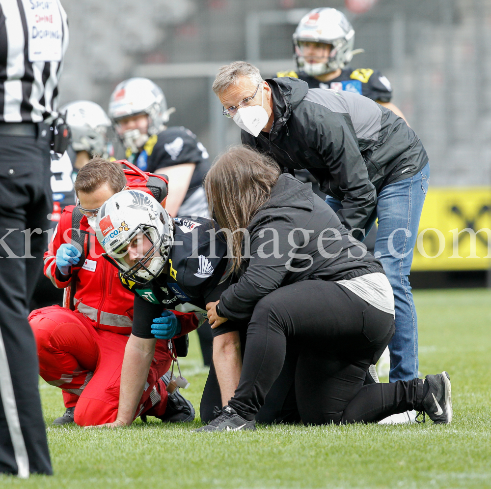 Rettungssanitäte beim American Football / Tivoli Stadion, Innsbruck, Österreich by kristen-images.com