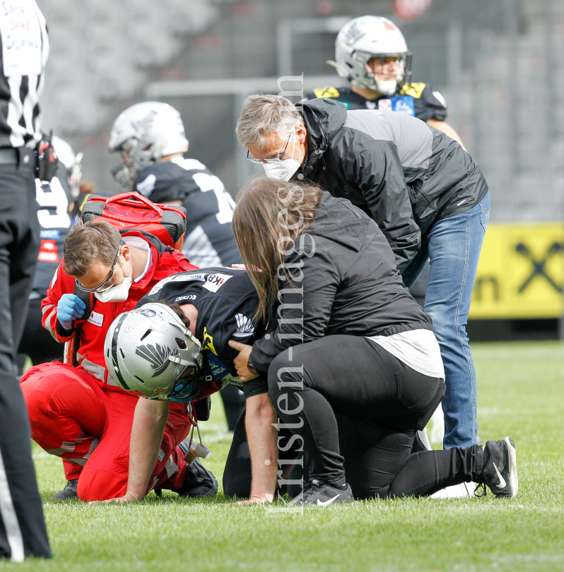 Rettungssanitäte beim American Football / Tivoli Stadion, Innsbruck, Österreich by kristen-images.com