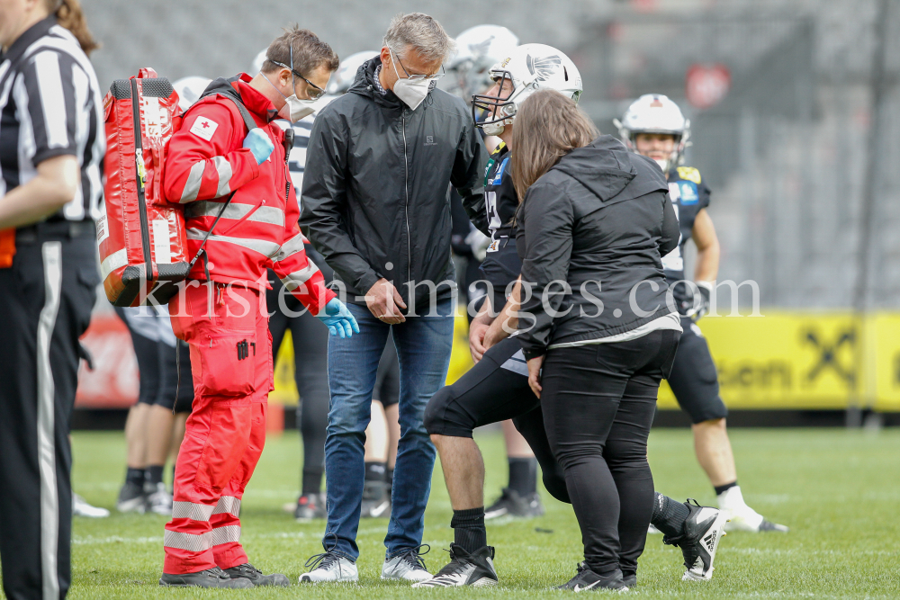 Rettungssanitäte beim American Football / Tivoli Stadion, Innsbruck, Österreich by kristen-images.com