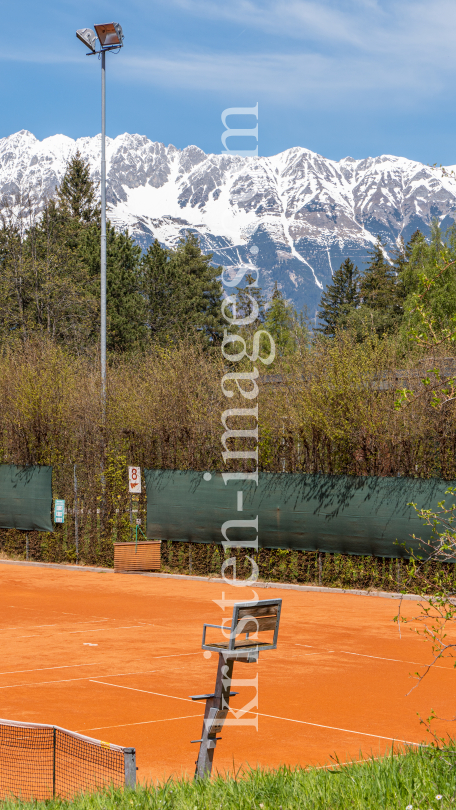 Tennisplätze des TC Parkclub Igls, Innsbruck, Tirol, Österreich by kristen-images.com