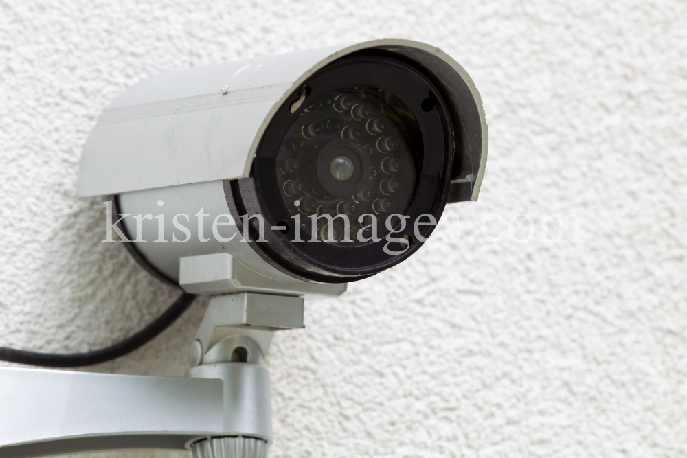Attrappe einer Überwachungskamera by kristen-images.com
