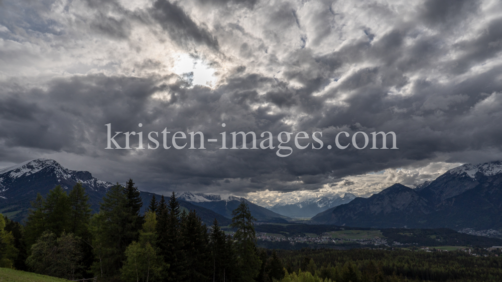 Wetterumschwung in den Bergen by kristen-images.com