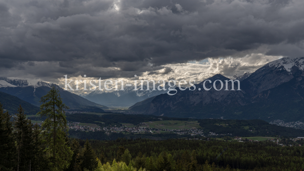 Wetterumschwung in den Bergen by kristen-images.com