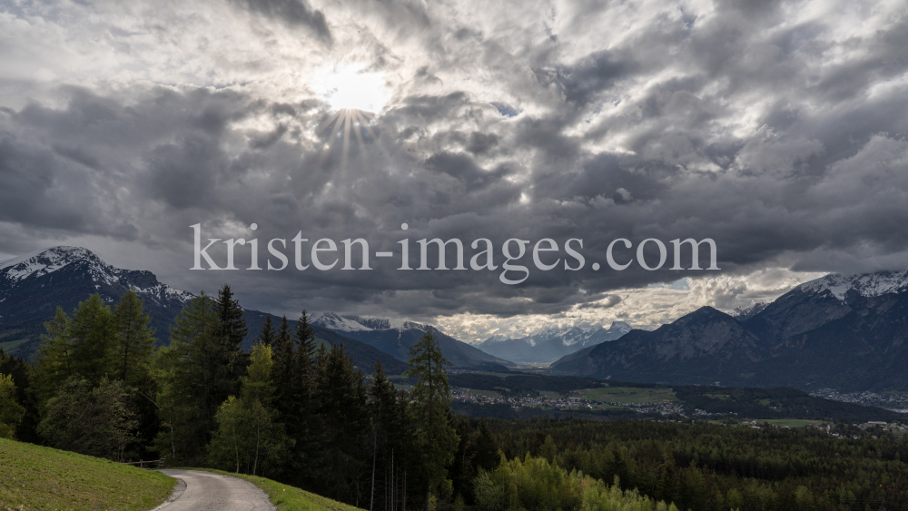 Wetterumschwung in den Bergen by kristen-images.com