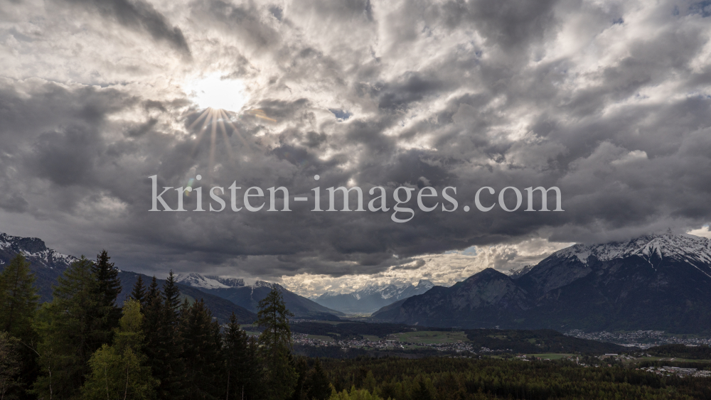 Wetterumschwung in den Bergen by kristen-images.com