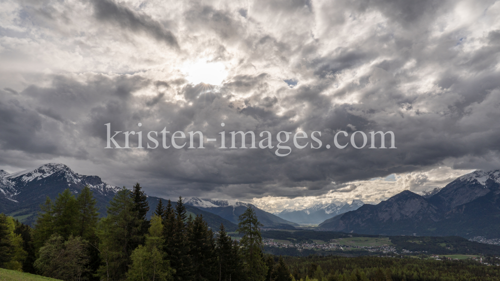 Wetterumschwung in den Bergen by kristen-images.com