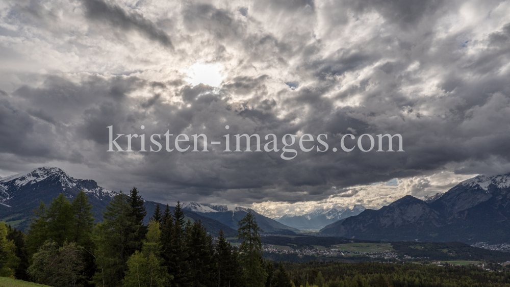 Wetterumschwung in den Bergen by kristen-images.com