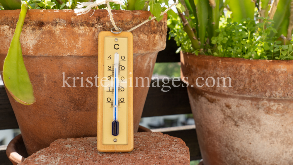 Thermometer, Flüssigkeitsthermometer by kristen-images.com