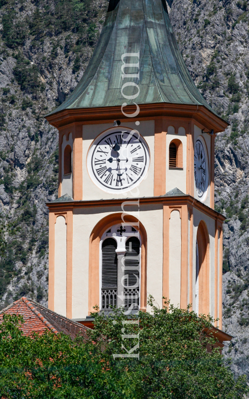 Kirchturmuhr der Pfarrkirche Silz, Tirol, Österreich by kristen-images.com