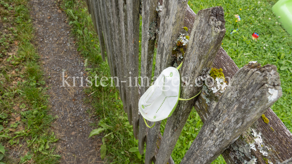 FFP2-Maske hängt am Gartenzaun by kristen-images.com