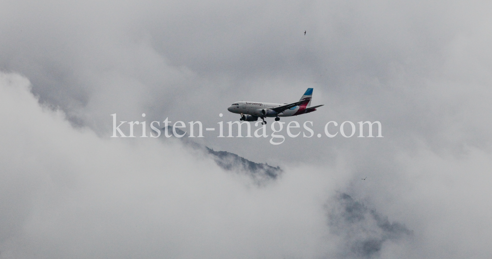 Eurowings Ferienflieger / Flugzeug über Innsbruck, Tirol, Österreich by kristen-images.com