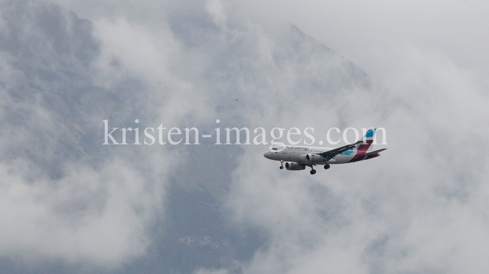 Eurowings Ferienflieger / Flugzeug über Innsbruck, Tirol, Österreich by kristen-images.com