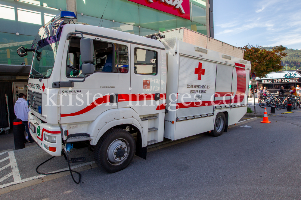 Groß Unfallfahrzeug / Österreichisches Rotes Kreuz by kristen-images.com