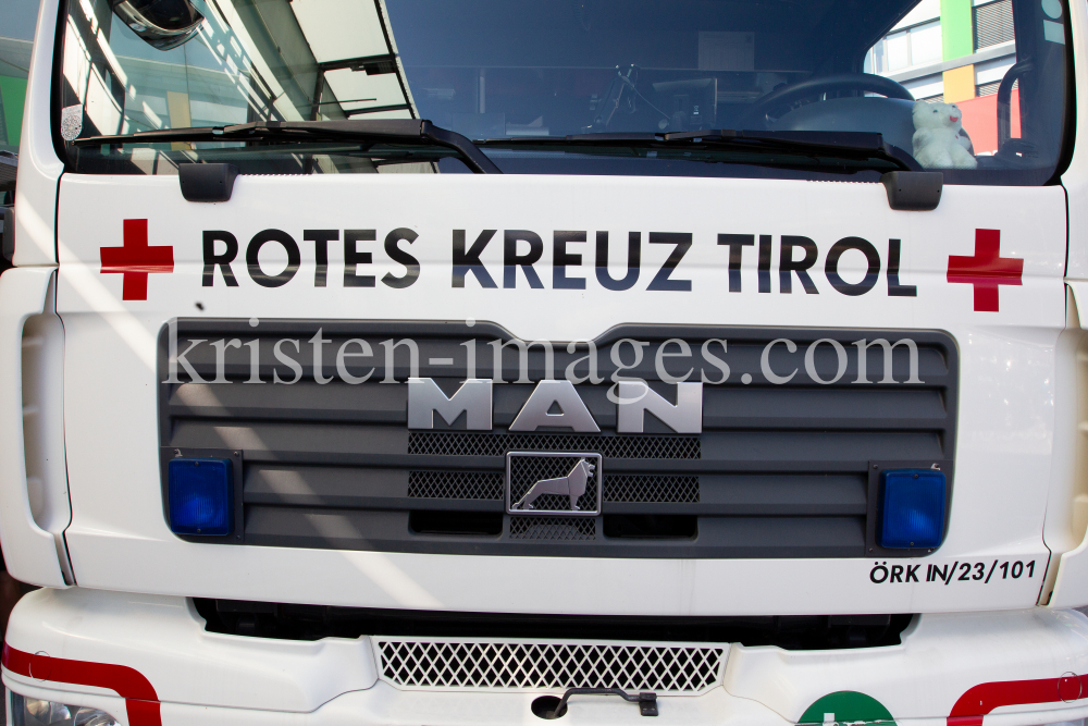 Groß Unfallfahrzeug / Österreichisches Rotes Kreuz by kristen-images.com