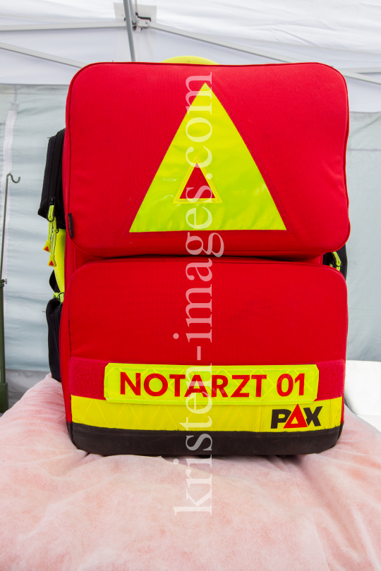 Notarztrucksack / Österreichisches Rotes Kreuz by kristen-images.com