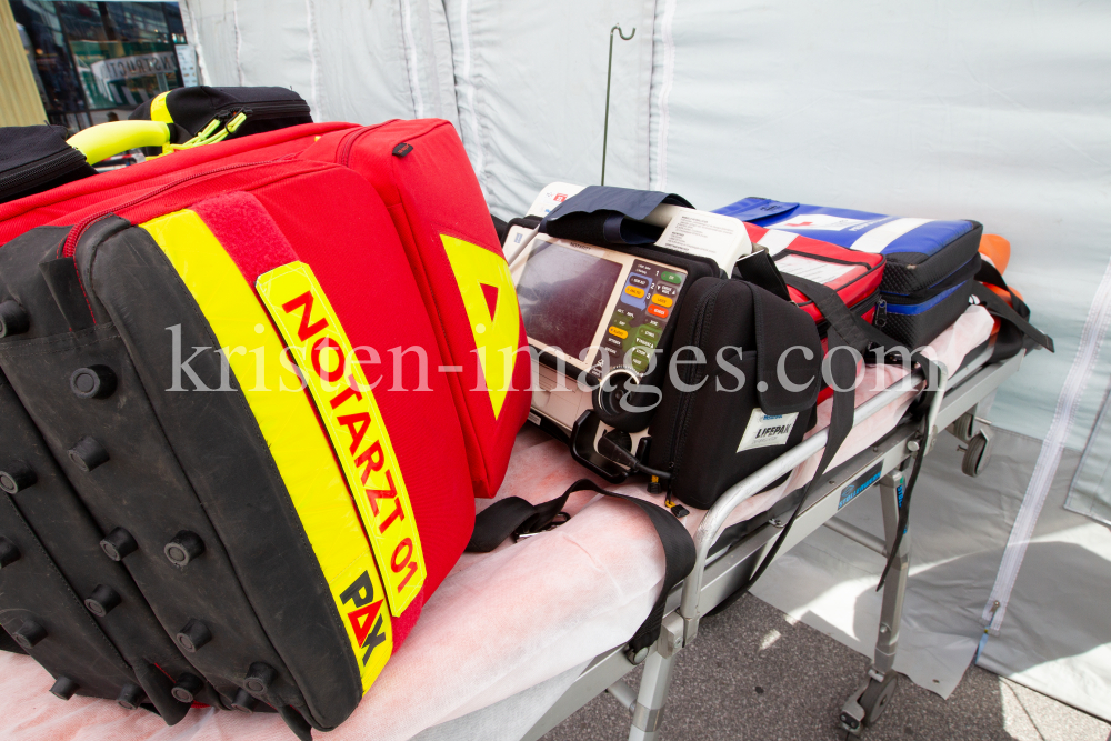 Notarztrucksack, Defibrillator / Österreichisches Rotes Kreuz by kristen-images.com