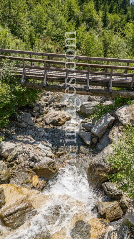 Gebirgsbach / Falggasanerbach im Arztal, Ellbögen, Tirol, Österreich by kristen-images.com