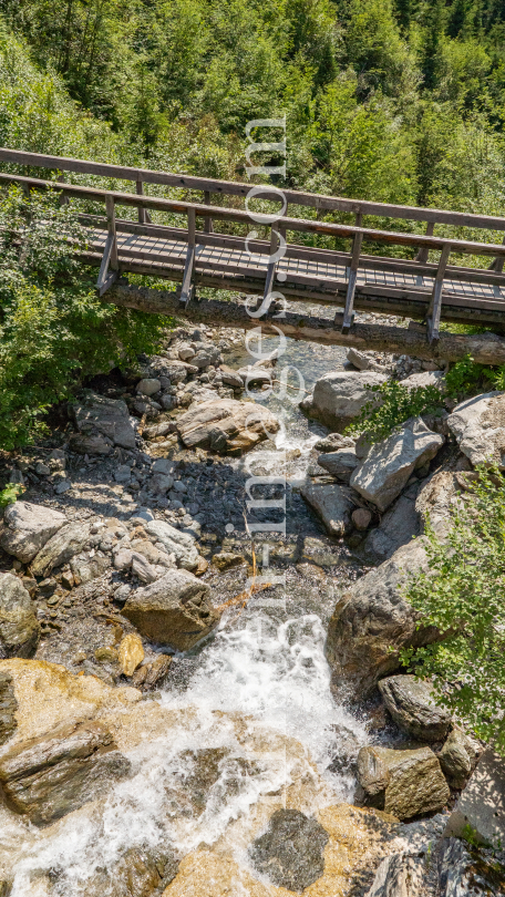 Gebirgsbach / Falggasanerbach im Arztal, Ellbögen, Tirol, Österreich by kristen-images.com