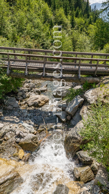 Gebirgsbach / Falggasanerbach im Arztal, Ellbögen, Tirol, Österreich by kristen-images.com