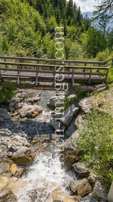 Gebirgsbach / Falggasanerbach im Arztal, Ellbögen, Tirol, Österreich by kristen-images.com