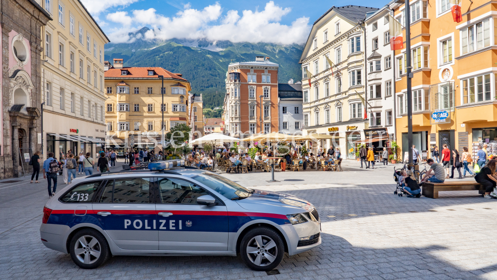 Polizeiauto / Maria-Theresien-Straße, Innsbruck, Tirol, Österreich by kristen-images.com
