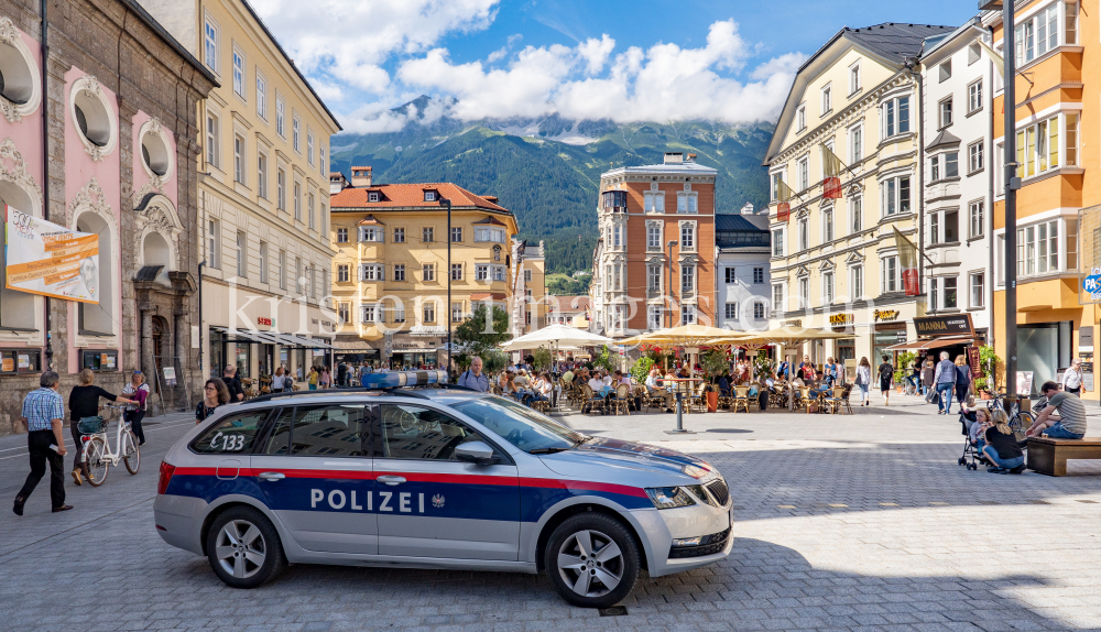 Polizeiauto / Maria-Theresien-Straße, Innsbruck, Tirol, Österreich by kristen-images.com