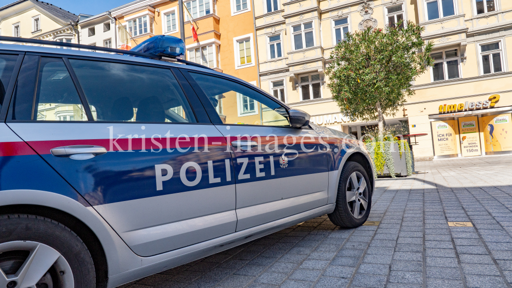 Polizeiauto / Maria-Theresien-Straße, Innsbruck, Tirol, Österreich by kristen-images.com