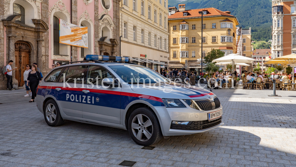 Polizeiauto / Maria-Theresien-Straße, Innsbruck, Tirol, Österreich by kristen-images.com