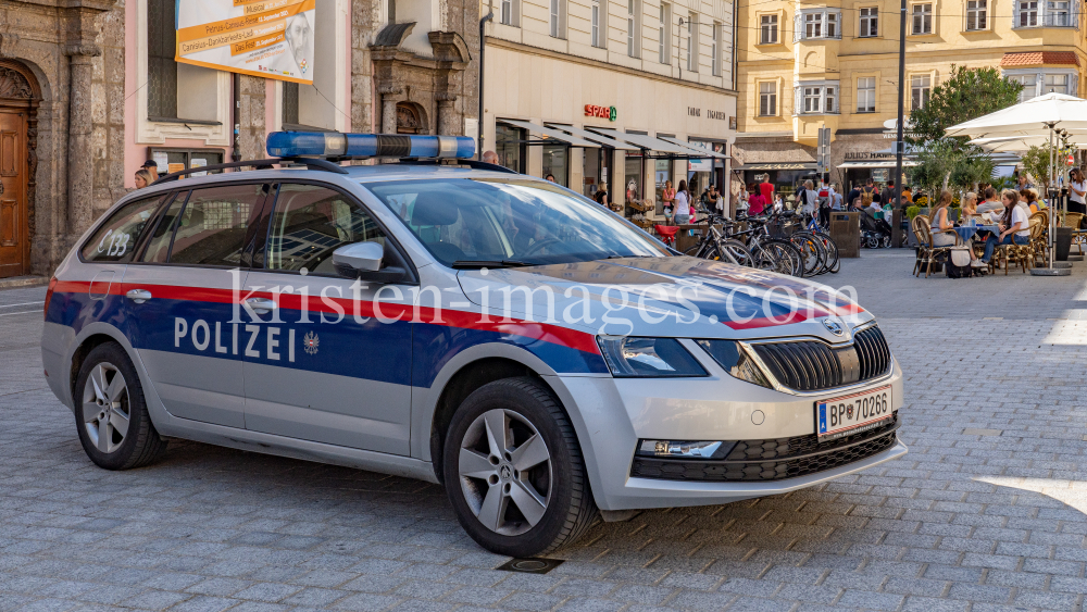 Polizeiauto / Maria-Theresien-Straße, Innsbruck, Tirol, Österreich by kristen-images.com