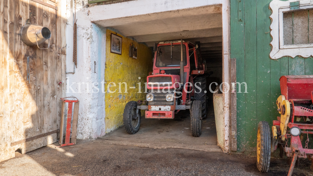 Traktor auf einem Bauernhof in Aldrans, Tirol, Österreich by kristen-images.com