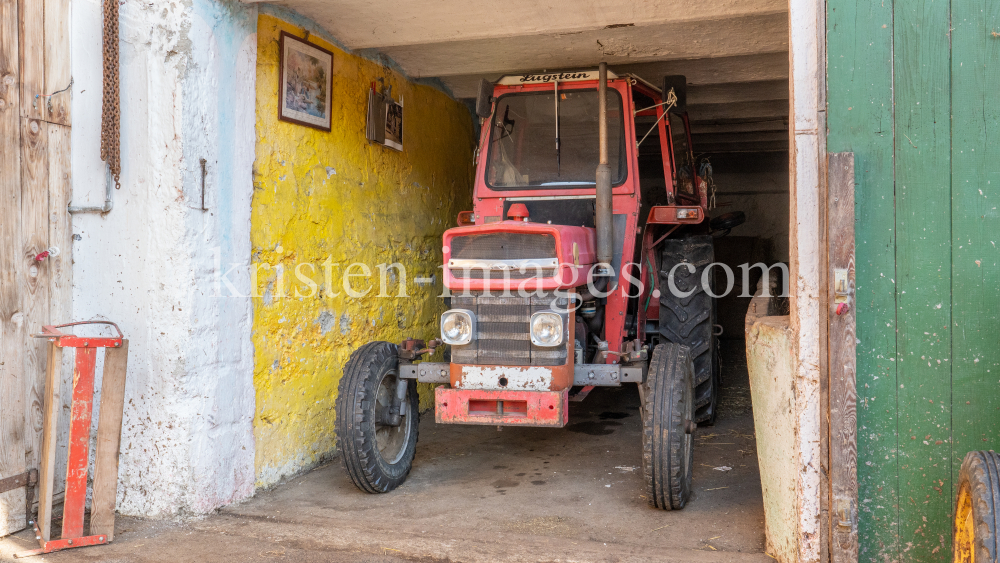 Traktor auf einem Bauernhof in Aldrans, Tirol, Österreich by kristen-images.com