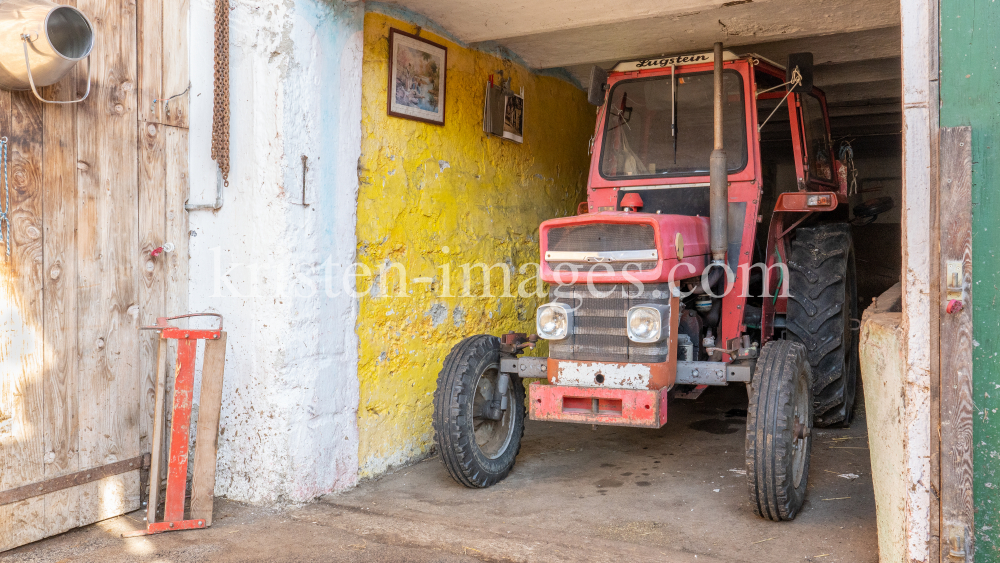 Traktor auf einem Bauernhof in Aldrans, Tirol, Österreich by kristen-images.com