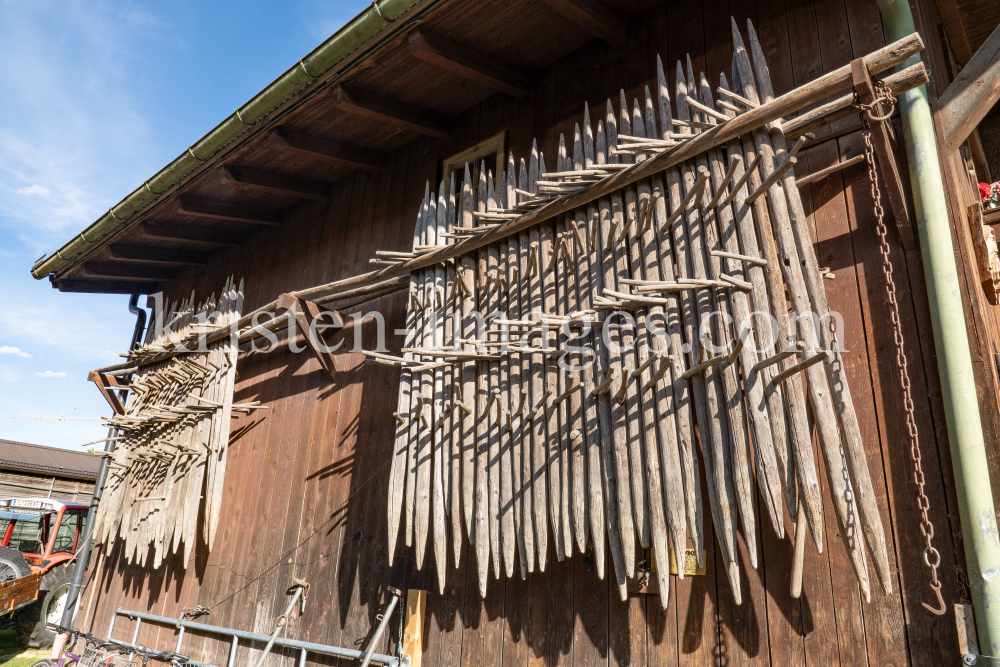 Stangger zum Heutrocknen an einer Scheune / Aldrans, Tirol, Österreich by kristen-images.com