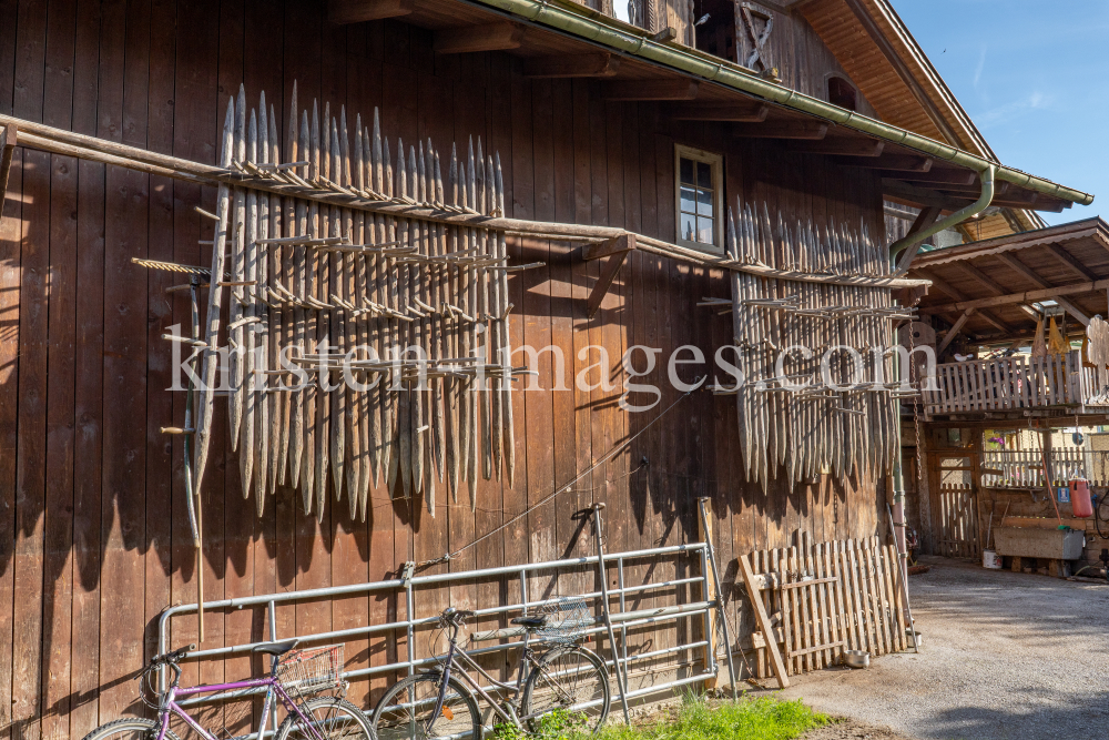 Stangger zum Heutrocknen an einer Scheune / Aldrans, Tirol, Österreich by kristen-images.com