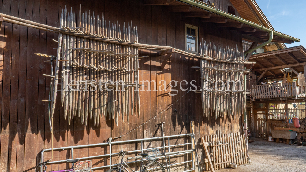 Stangger zum Heutrocknen an einer Scheune / Aldrans, Tirol, Österreich by kristen-images.com