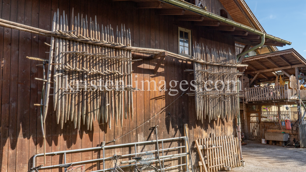 Stangger zum Heutrocknen an einer Scheune / Aldrans, Tirol, Österreich by kristen-images.com