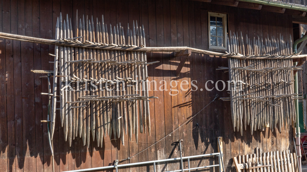 Stangger zum Heutrocknen an einer Scheune / Aldrans, Tirol, Österreich by kristen-images.com