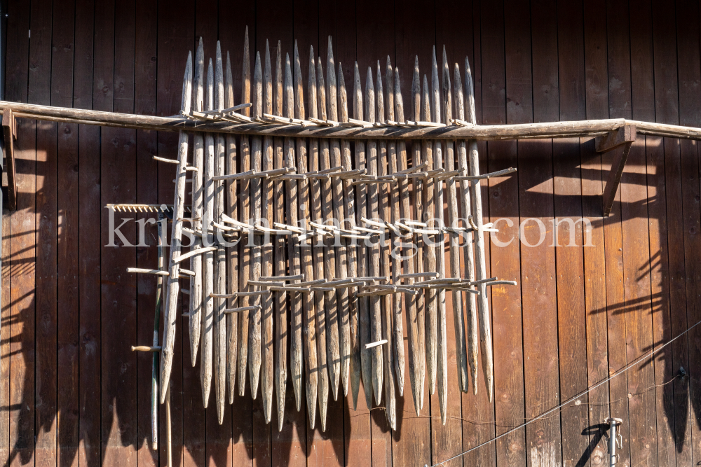 Stangger zum Heutrocknen an einer Scheune / Aldrans, Tirol, Österreich by kristen-images.com