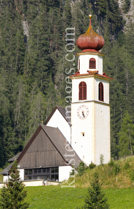 Alte Pfarrkirche in Navis, Tirol, Österreich  by kristen-images.com