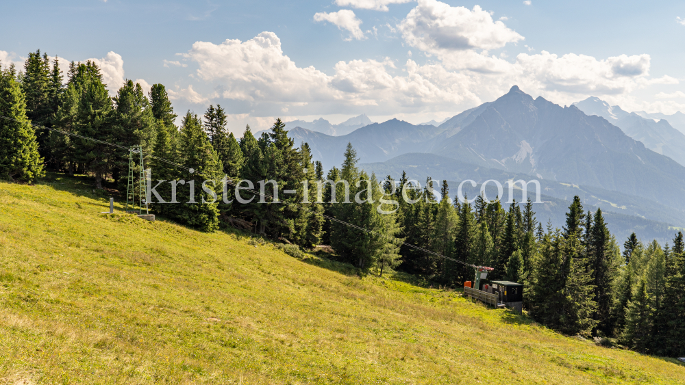 Skilift, Skiabfahrt im Sommer / Patscherkofel, Tirol, Österreich by kristen-images.com